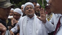 Habib Rizieq Shihab mengumumkan segera pulang ke Indonesia. Kabar kepulangan Habib Rizieq yang keenam kalinya ini menuai reaksi beragam sejumlah pihak. AFP/ADEK BERRY