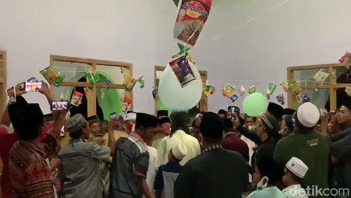 Warga Desa Sologodek, Kecamatan Pajarakan, Kabupaten Probolinggo menggelar tradisi Rebu’en untuk merayakan Maulid Nabi. Atau tradisi berebut aneka bahan makanan hingga peralatan salat.