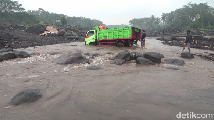 truk penambang pasir terjebak banjir lahar hujan