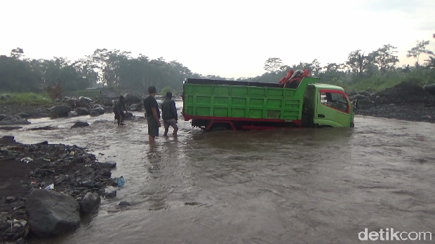 truk penambang pasir terjebak banjir lahar hujan