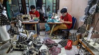 Menurunnya pesanan membuat mereka beralih ke pembuatan masker.