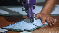 Kain dipotong sesuai pola. Dalam pemotongan ini, kain ditumpuk menjadi satu dan dipotong menggunakan mesin untuk mempersingkat waktu.