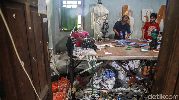 Aktivitas produksi masker kain bermotif batik di rumah produksi Kreasi Anak Indonesia (Kain) di kawasan Petukangan Utara, Pesanggrahan, Jakarta Selatan, Jumat (30/10/2020). Masker kain bermotif batik untuk anak dan dewasa ini dijual berdasarkan pesanan dan penjualan grosir dengan harga Rp 5.000 hingga Rp 7.000 per potong.