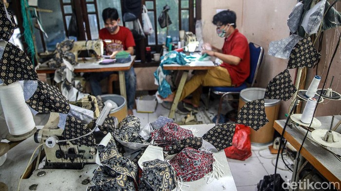 Aktivitas produksi masker kain bermotif batik di rumah produksi Kreasi Anak Indonesia (Kain) di kawasan Petukangan Utara, Pesanggrahan, Jakarta Selatan, Jumat (30/10/2020). Masker kain bermotif batik untuk anak dan dewasa ini dijual berdasarkan pesanan dan penjualan grosir dengan harga Rp 5.000 hingga Rp 7.000 per potong.