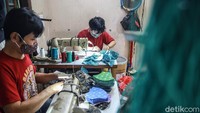 Kain yang telah dipotong sesuai pola kemudian dijahit.