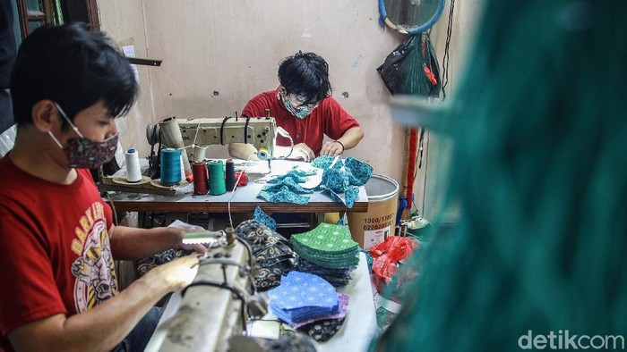 Aktivitas produksi masker kain bermotif batik di rumah produksi Kreasi Anak Indonesia (Kain) di kawasan Petukangan Utara, Pesanggrahan, Jakarta Selatan, Jumat (30/10/2020). Masker kain bermotif batik untuk anak dan dewasa ini dijual berdasarkan pesanan dan penjualan grosir dengan harga Rp 5.000 hingga Rp 7.000 per potong.