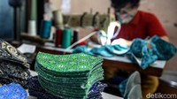 Masker kain bermotif batik untuk anak dan dewasa ini dijual berdasarkan pesanan dan penjualan grosir dengan harga Rp 5.000 hingga Rp 7.000 per potong.