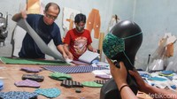 Sejumlah pekerja menyelesaikan pembuatan masker di rumah produksi Kreasi Anak Indonesia (Kain) di kawasan Petukangan Utara, Pesanggrahan, Jakarta Selatan, Jumat (30/10/2020).