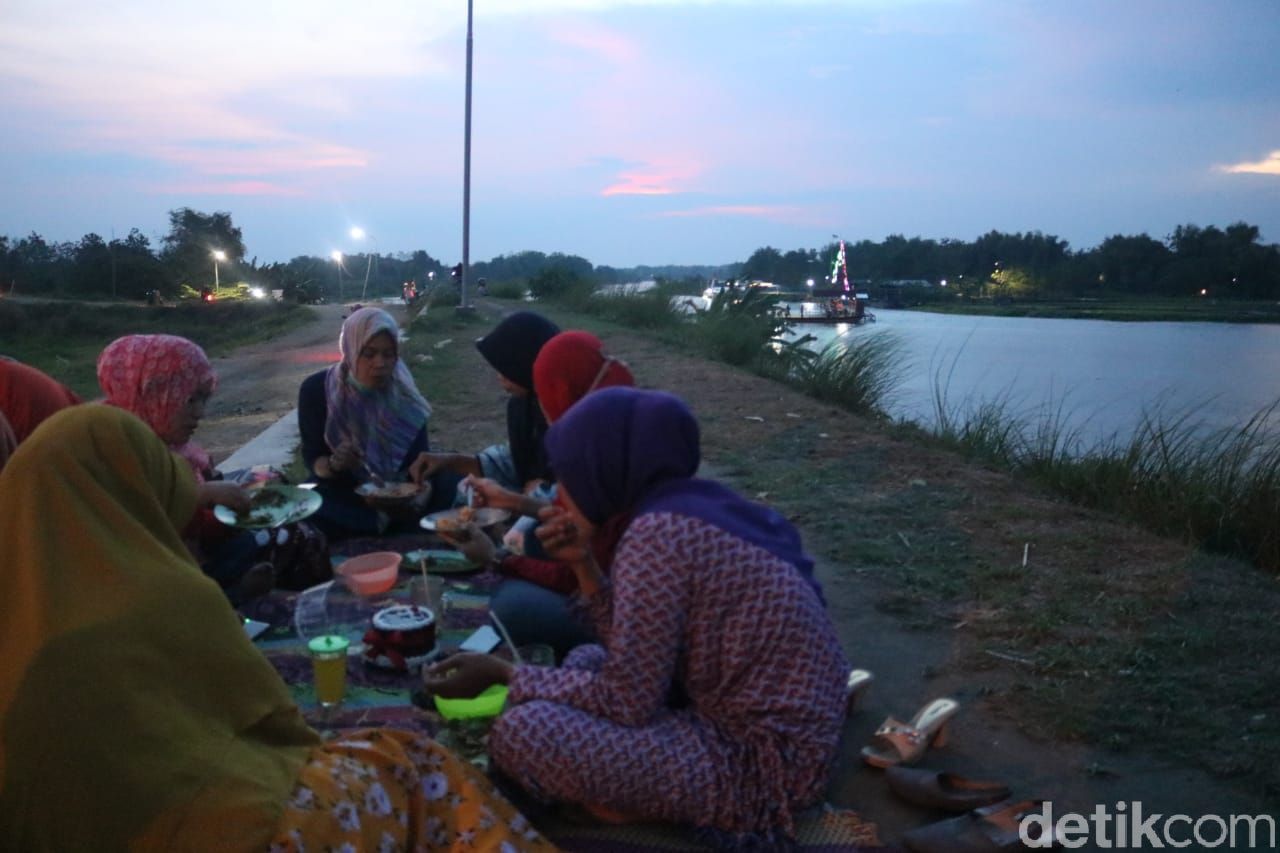 Di Warung Semox Bisa Nikmati Trancam di Pinggir Tanggul Sungai Brantas
