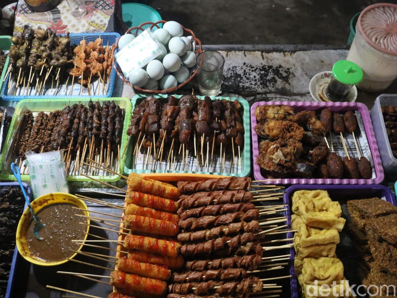 Di Warung Semox Bisa Nikmati Trancam di Pinggir Tanggul Sungai Brantas