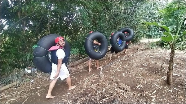 Traveler harus membawa sendiri ban yang akan dipakai buat river tubing. Akan ada 4 pemandu yang siap mendampingi wisatawan selama kegiatan berlangsung. Traveler harus membawa sendiri ban yang akan dipakai buat river tubing. Akan ada 4 pemandu yang siap mendampingi wisatawan selama kegiatan berlangsung.
