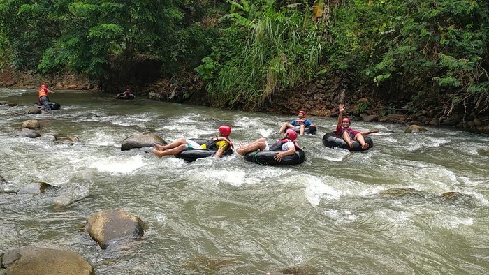 Wisata Sedekan River Tubing Sungai Cileueur, di Desa Mekarjadi, Kecamatan Sadananya