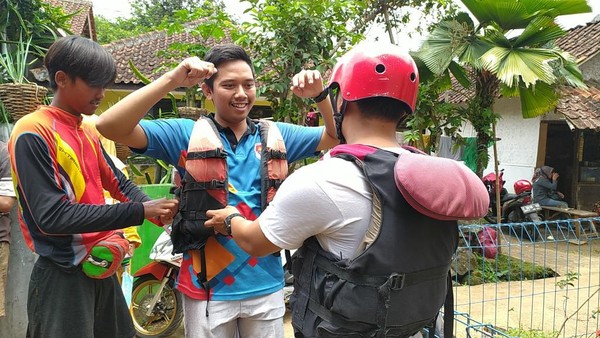Sebelum mulai river tubing, pakai jaket pengaman dulu ya. Sedekan River Tubing ini memanfaatkan aliran Sungai Cileueur yang sumber mata airnya langsung dari Gunung Sawal. Sebelum mulai river tubing, pakai jaket pengaman dulu ya. Sedekan River Tubing ini memanfaatkan aliran Sungai Cileueur yang sumber mata airnya langsung dari Gunung Sawal.