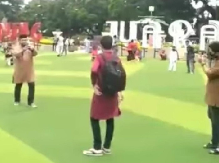 Wisatawan menerobos taman Alun-alun Bandung yang saat ini masih ditutup untuk publik, Jumat (30/10/2020).