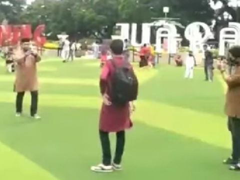 Wisatawan menerobos taman Alun-alun Bandung yang saat ini masih ditutup untuk publik, Jumat (30/10/2020).