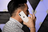 wujud iPhone 12 mini terungkap lewat video hands-on