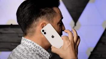 Ukuran layar dan baterai yang kecil disebut sebagai penyebab rendahnya permintaan terhadap iPhone 12 mini. Foto: YouTube/George Buhnici via GSM Arena
