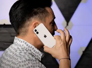 iPhone 12 Mini vs Galaxy S20 FE, Bagus Mana?