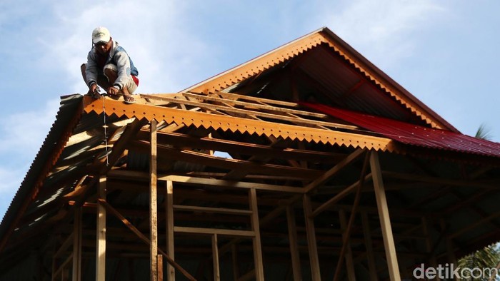 2750 Rumah Tidak Layak Huni Dibedah Jadi Homestay

Pekerja melakukan proses pembangunan Sarana Hunian Pariwisata (Sarhunta) Desa Pulisan, Kecamatan Likupang Timur, Minahasa Utara, Sulawesi Utara. Kementrian PUPR melalui Ditjen Perumahan melaksanakan Program Sarhunta yang merupakan rangkaian kegiatan Program Bantuan Stimulan Perumahan Swadaya (BSPS) atau bedah rumah untuk 2.750 unit rumah tidak layak huni agar bisa menjadi homestay yang menarik untuk mendukung pariwisata. 

Total rumah yang akan menjadi target Program Sarhunta berada di KSPN Danau Toba sebanyak 1.000 unit, Borobudur 350 unit, Mandalika 500 unit, Labuan Bajo 600 unit, dan Likupang 300 unit dengan anggaran sebesar Rp429,23 miliar.

Homestay yang dibangun memiliki tipe 36 dengan mengusung konsep ecovillage dan mengedepankan kearifan lokal.

Pembangunan Sarhunta dibagi menjadi dua yakni pertama, peningkatan kualitas rumah tidak layak huni menjadi layak huni sebagai Sarhunta serta peningkatan kualitas rumah tidak layak huni disepanjang koridor menuju lokasi pariwisata.

Foto : Agung Pambudhy/Detikcom