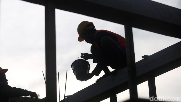 2750 Rumah Tidak Layak Huni Dibedah Jadi Homestay

Pekerja melakukan proses pembangunan Sarana Hunian Pariwisata (Sarhunta) Desa Pulisan, Kecamatan Likupang Timur, Minahasa Utara, Sulawesi Utara. Kementrian PUPR melalui Ditjen Perumahan melaksanakan Program Sarhunta yang merupakan rangkaian kegiatan Program Bantuan Stimulan Perumahan Swadaya (BSPS) atau bedah rumah untuk 2.750 unit rumah tidak layak huni agar bisa menjadi homestay yang menarik untuk mendukung pariwisata. 

Total rumah yang akan menjadi target Program Sarhunta berada di KSPN Danau Toba sebanyak 1.000 unit, Borobudur 350 unit, Mandalika 500 unit, Labuan Bajo 600 unit, dan Likupang 300 unit dengan anggaran sebesar Rp429,23 miliar.

Homestay yang dibangun memiliki tipe 36 dengan mengusung konsep ecovillage dan mengedepankan kearifan lokal.

Pembangunan Sarhunta dibagi menjadi dua yakni pertama, peningkatan kualitas rumah tidak layak huni menjadi layak huni sebagai Sarhunta serta peningkatan kualitas rumah tidak layak huni disepanjang koridor menuju lokasi pariwisata.

Foto : Agung Pambudhy/Detikcom