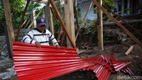 Pekerja siap memasang atap rumah.
