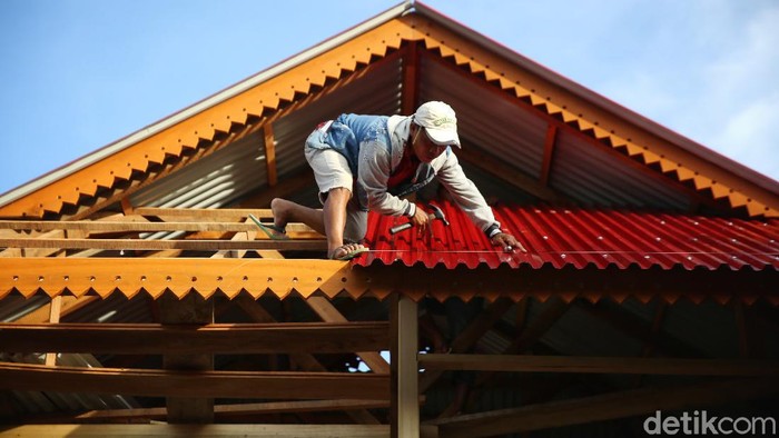 2.750 Rumah Tidak Layak Huni Dibedah Jadi Homestay 2750 Rumah Tidak Layak Huni Dibedah Jadi Homestay
Pekerja melakukan proses pembangunan Sarana Hunian Pariwisata (Sarhunta) Desa Pulisan, Kecamatan Likupang Timur, Minahasa Utara, Sulawesi Utara. Kementrian PUPR melalui Ditjen Perumahan melaksanakan Program Sarhunta yang merupakan rangkaian kegiatan Program Bantuan Stimulan Perumahan Swadaya (BSPS) atau bedah rumah untuk 2.750 unit rumah tidak layak huni agar bisa menjadiΒ homestayΒ yang menarik untuk mendukung pariwisata.Β
Total rumah yang akan menjadi target Program Sarhunta berada di KSPN Danau Toba sebanyak 1.000 unit, Borobudur 350 unit, Mandalika 500 unit, Labuan Bajo 600 unit, dan Likupang 300 unit dengan anggaran sebesar Rp429,23 miliar.
Homestay yang dibangun memiliki tipe 36 dengan mengusung konsep ecovillage dan mengedepankan kearifan lokal.
Pembangunan Sarhunta dibagi menjadi dua yakni pertama, peningkatan kualitas rumah tidak layak huni menjadi layak huni sebagai Sarhunta serta peningkatan kualitas rumah tidak layak huni disepanjang koridor menuju lokasi pariwisata.
Foto : Agung Pambudhy/Detikcom