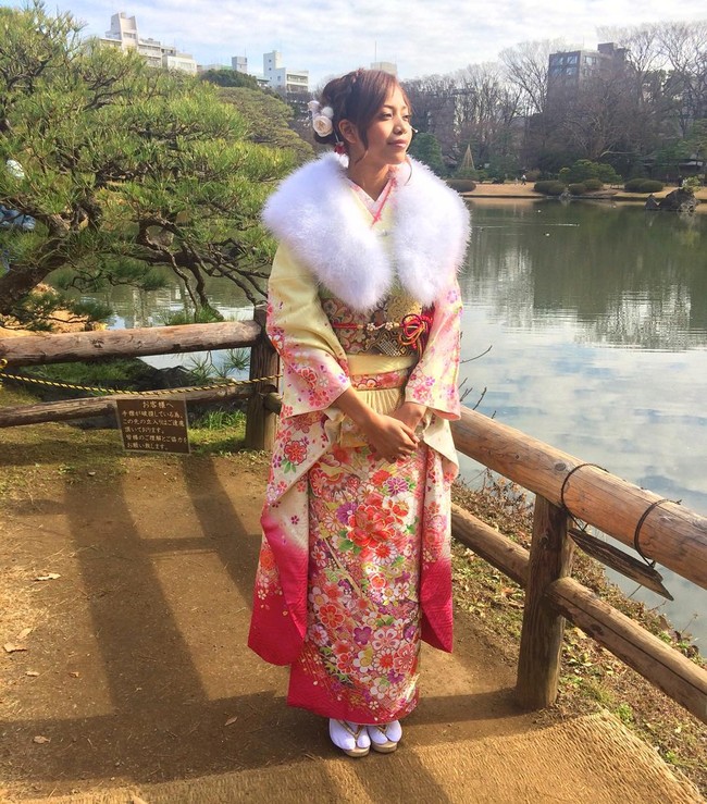 Ini bukan hanya tentang rasisme tapi ada diskriminasi terhadap usia ketika COVID-19 terjadi jadi aku ingin bilang pada orang-orang bahwa kita tidak seharusnya menilai orang dari penampilan tapi mengerti mereka, mengerti satu sama lain. Itu adalah kunci berakhirnya diskriminasi. Aku ingin menyebarkan itu. Terima kasih, lanjutnya. Foto: Instagram @aishatochigi