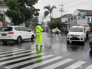 Long Weekend Diguyur Hujan, Lalin Kota Batu Masih Ramai Lancar