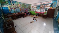Sementara itu, setelah hampir sepekan para pengungsi banjir bertahan di ruang kelas MI Muhammadiyah Gentasari, Kecamatan Kroya, mengaku mulai merasakan gatal-gatal yang disebabkan air dari banjir.
