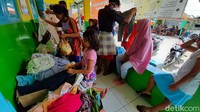 Mereka juga mendapat bantuan pakaian layak pakai.