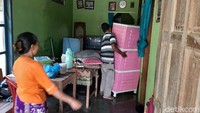 Banjir yang melanda Kecamatan Kroya, Kabupaten Cilacap, Jateng, sejak Senin (26/10), mulai surut hari ini. Sebagian warga kembali ke rumahnya untuk membersihkan sisa-sisa banjir.