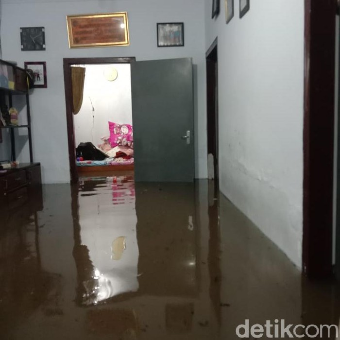 Sebanyak 45 rumah di Desa/Kecamatan Gending, Kabupaten Probolinggo terendam banjir. Air meluap dari sungai setelah daerah tersebut diguyur hujan selama 5 jam.
