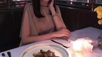 Menilik Instagramnya, perempuan kelahiran 1997 tersebut banyak mengunggah momen kuliner. Seperti pada momen yang satu ini, Bella dengan gaya anggunnya menikmati santap malam di restoran mewah. Foto: Instagram @bellaparilliasant