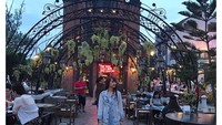 Momen kulineran juga semakin seru saat Bella Aprilia liburan ke Chocolate Ville. Posenya yang berdiri di tengah pengunjung bikin netizen salah fokus. Foto: Instagram @bellaparilliasant
