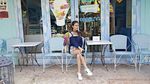Gaya Bella Aprilia saat Makan Es Krim dan Permen Lolipop