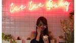 Gaya Bella Aprilia saat Makan Es Krim dan Permen Lolipop