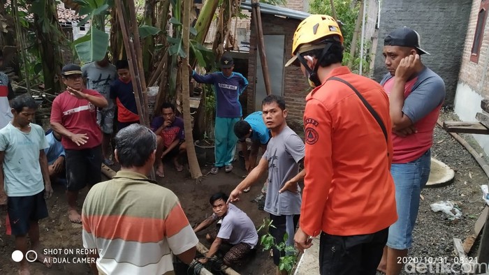 BPBD Ponorogo Evakuasi Bangkai Sapi yang Masuk ke Septic Tank
