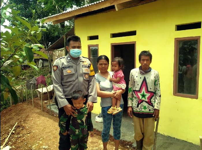 Brigadir polisi dipolsek jampang tengah sukabumi bangun rumah warga
