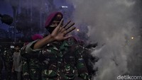 20 Oktober 2020. Massa remaja yang sempat ricuh berhasil dibubarkan tanpa tindakan kekerasan dari aparat. Prajurit baret ungu menjadi ujung tombaknya.