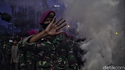 Catatan Oke Marinir Tertibkan Demonstran Tanpa Kekerasan