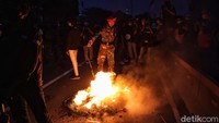 Para hantu laut dari TNI AL ternyata bisa secara simpatik membubarkan massa. Gas air mata tak perlu dilontarkan. Massa bubar dari titik halte BI dan Jalan MH Thamrin, termasuk Patung Kuda, Jakarta Pusat.
