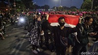 Di Patung Kuda, massa digiring menjauh dari Istana Merdeka ke arah Jalan Medan Merdeka Selatan pukul 17.47 WIB saat itu. Mereka digiring menjauh oleh personel Marinir, berjalan kaki. Akhirnya, Patung Kuda sudah mulai kosong dari massa remaja maupun mahasiswa.