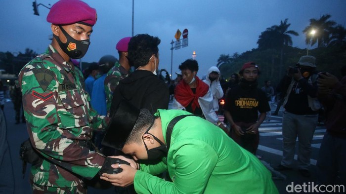 Pasukan Marinir TNI AL kerap mengamankan demonstrasi di Jakarta secara efektif tanpa kekerasan. Berikut adalah catatan kemesraan pasukan baret ungu dan demonstran.