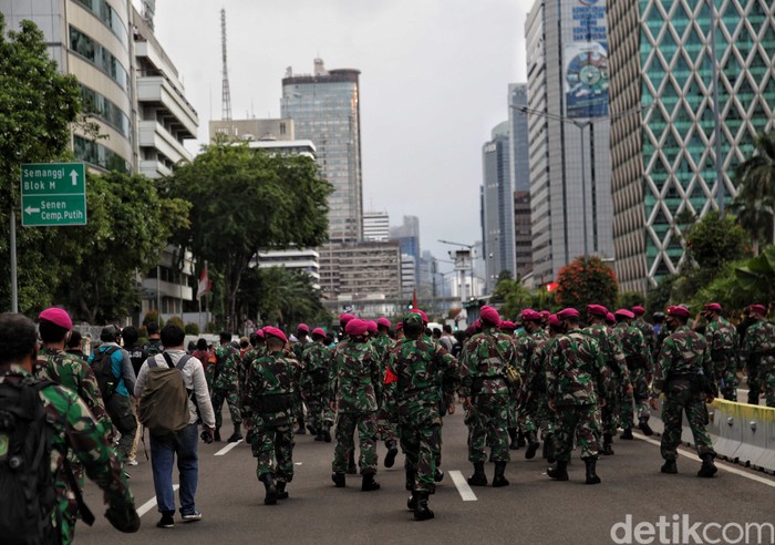 Pasukan Marinir TNI AL kerap mengamankan demonstrasi di Jakarta secara efektif tanpa kekerasan. Berikut adalah catatan kemesraan pasukan baret ungu dan demonstran.