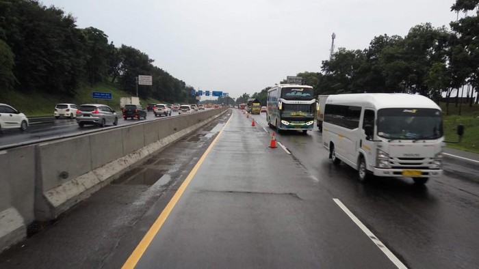 Contraflow di KM 65-47 Tol Jakarta-Cikampek Arah Jakarta