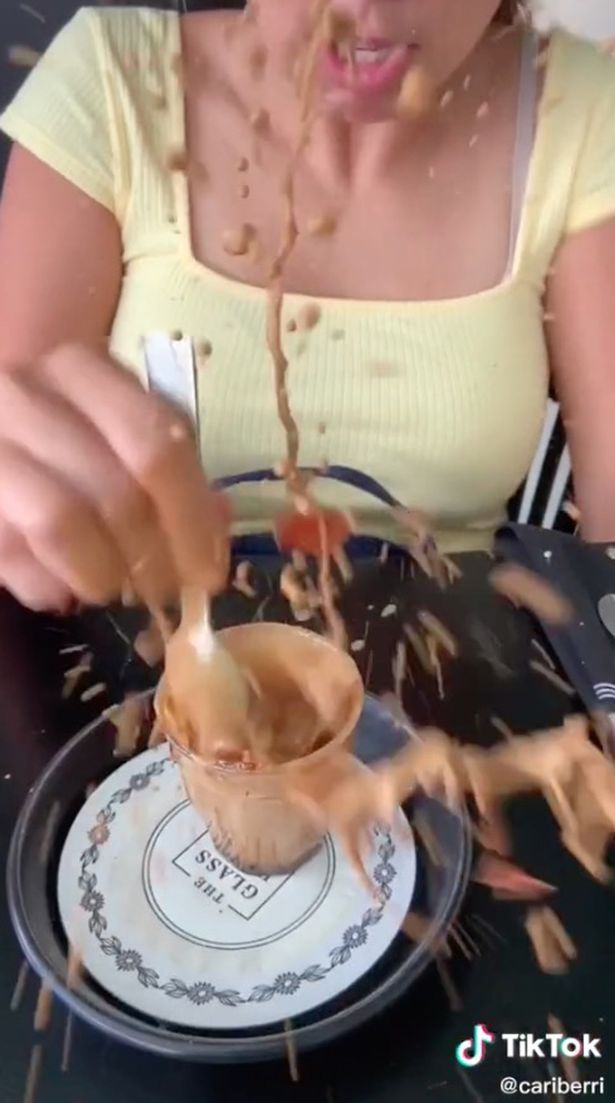 wanita kena cipratan creme brulee