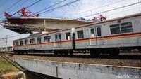 Kini sedang berlangsung pengerjaan pemasangan balok flyover (girder) pada bentang yang melintasi rel kereta api.