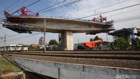 Pembangunan flyover ini berbarengan dengan proyek pembangunan tiga jalan tak sebidang lainnya yakni flyover IISIP-Lenteng Agung, perpanjangan underpass Senen dan flyover Tanjung Barat.