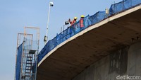 Para pekerja mengerjakan proses pembangunan flyover Cakung, Jakarta Timur, Sabtu (31/10/2020).