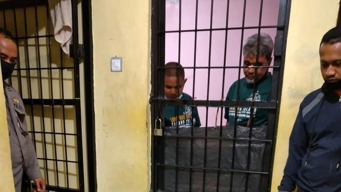 Dua tersangka pengeroyokan prajurit TNI di Bukittinggi ditahan di kantor polisi (dok Istimewa)